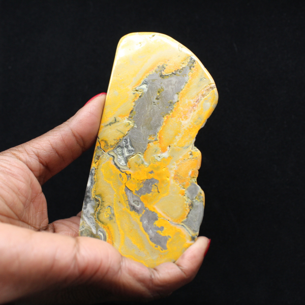 Ornamento grande de abelha em jaspe polido