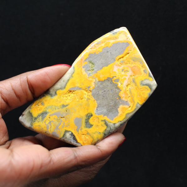 Ornamento polido de jaspe abelha, peça única da Indonésia.