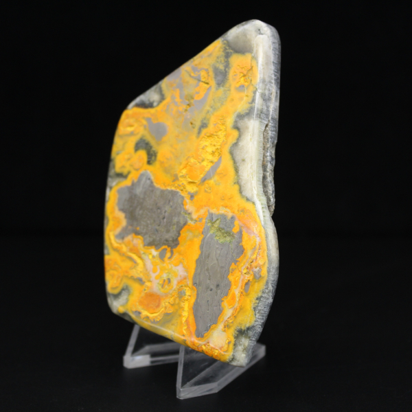 Ornamento polido de jaspe abelha, peça única da Indonésia.