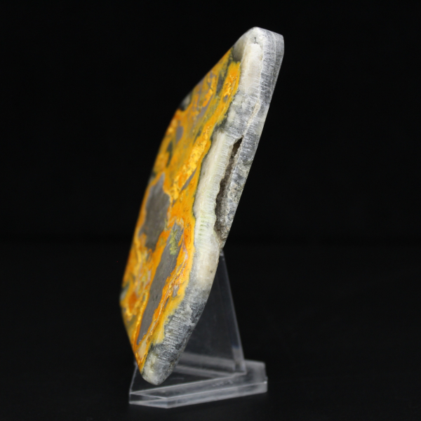 Ornamento polido de jaspe abelha, peça única da Indonésia.