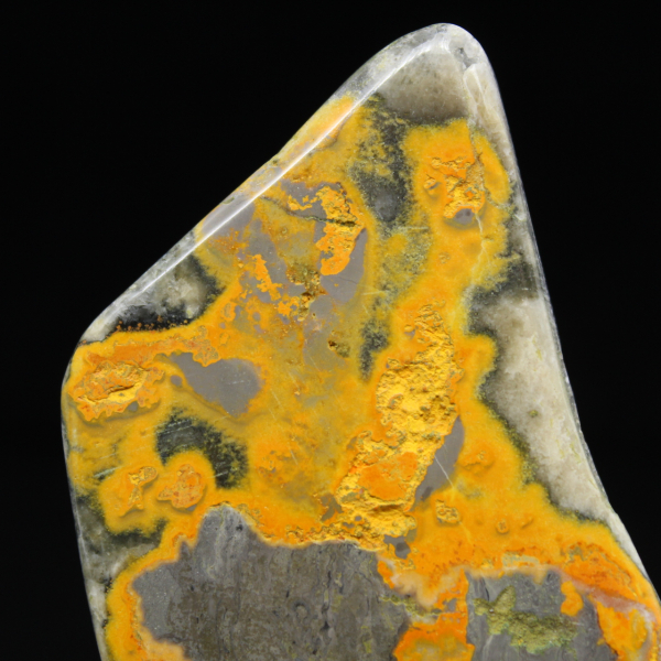 Ornamento polido de jaspe abelha, peça única da Indonésia.