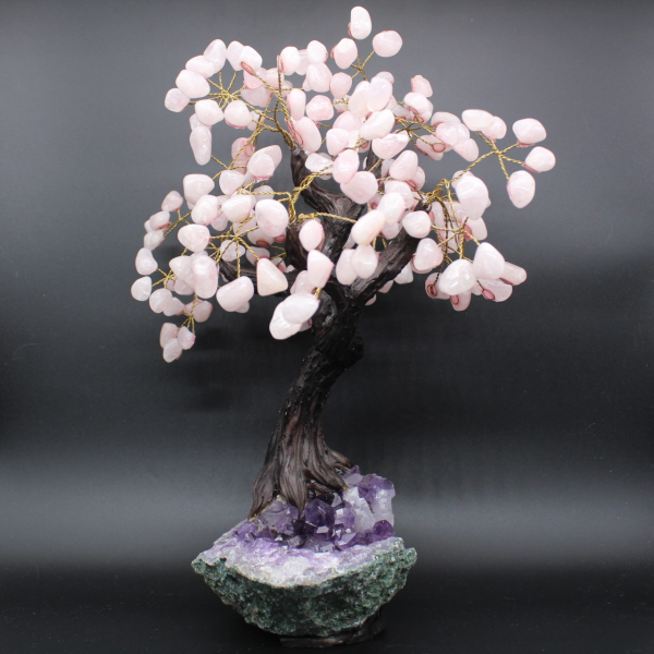 Árvore mineral com base de ametista e folhas de quartzo rosa