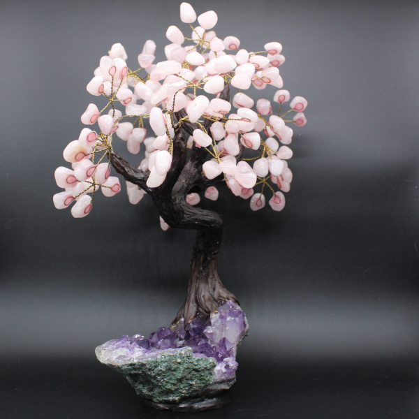 Árvore mineral com base de ametista e folhas de quartzo rosa