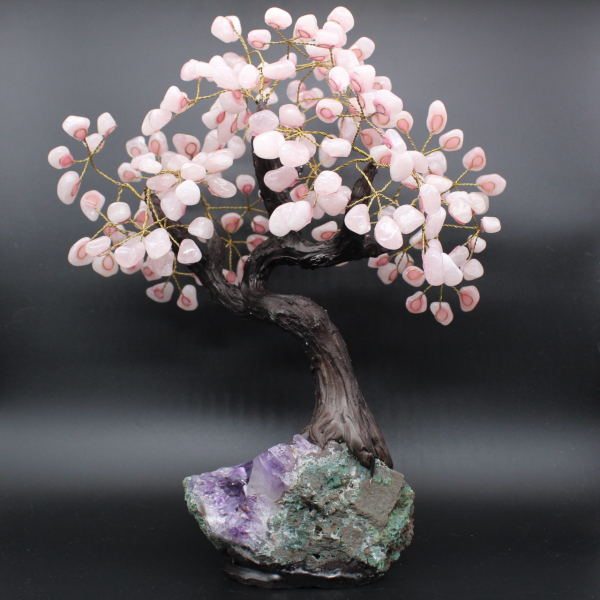 Árvore mineral com base de ametista e folhas de quartzo rosa
