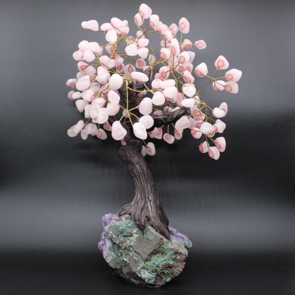 Árvore mineral com base de ametista e folhas de quartzo rosa