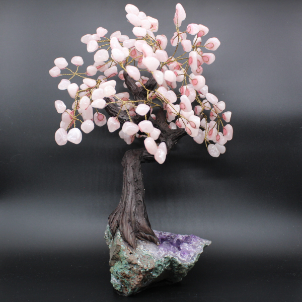 Árvore mineral com base de ametista e folhas de quartzo rosa