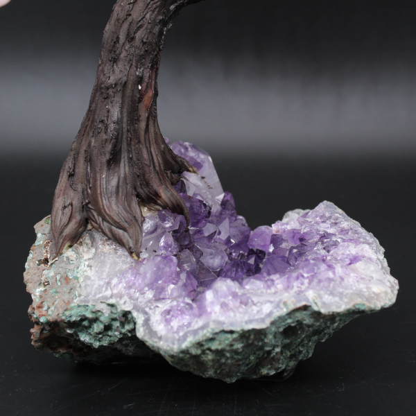 Árvore mineral com base de ametista e folhas de quartzo rosa