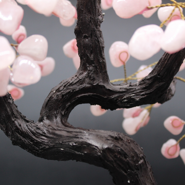 Árvore mineral com base de ametista e folhas de quartzo rosa