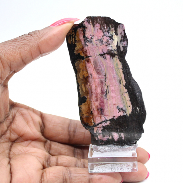 Pedra de rodonita natural mineral bruto e único