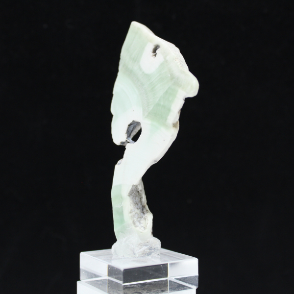 Fatia autêntica e polida de pedra de aragonita verde