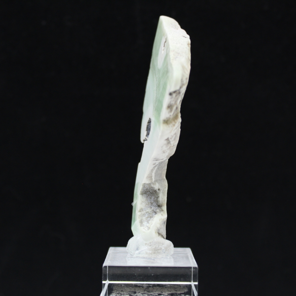 Fatia autêntica e polida de pedra de aragonita verde