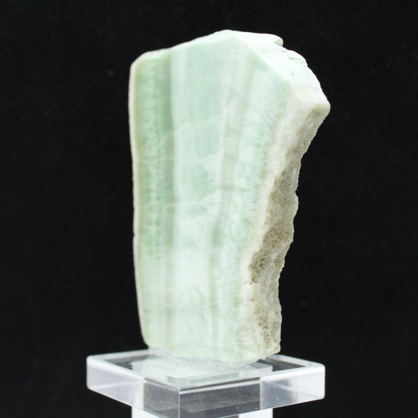Fatia autêntica e polida de pedra de aragonita verde