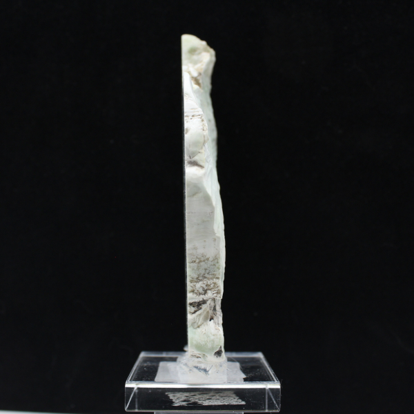 Fatia autêntica e polida de pedra de aragonita verde