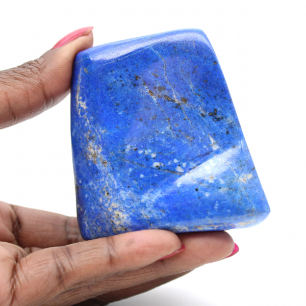 Lápis-lazúli polido, pedra semipreciosa de qualidade superior.