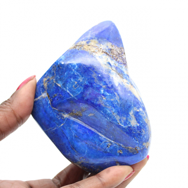 Autêntica pedra azul lápis-lazúli polida para instalação.