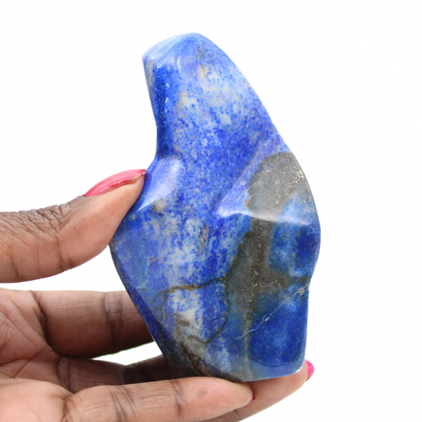 Ornamento de lápis-lazúli polido em tons profundos