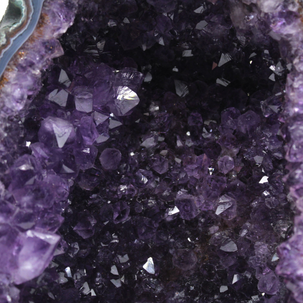 Grande geodo de ametista do Brasil para decoração interior e coleção