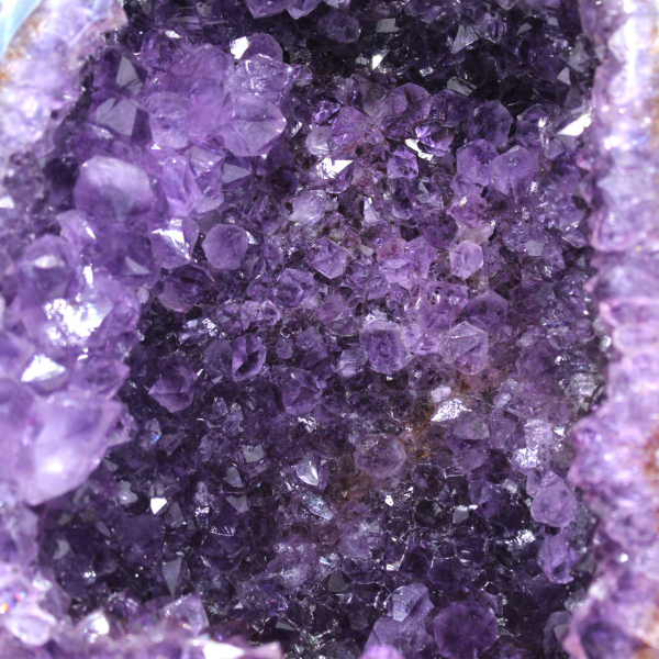 Grande geodo de ametista do Brasil para decoração interior e coleção