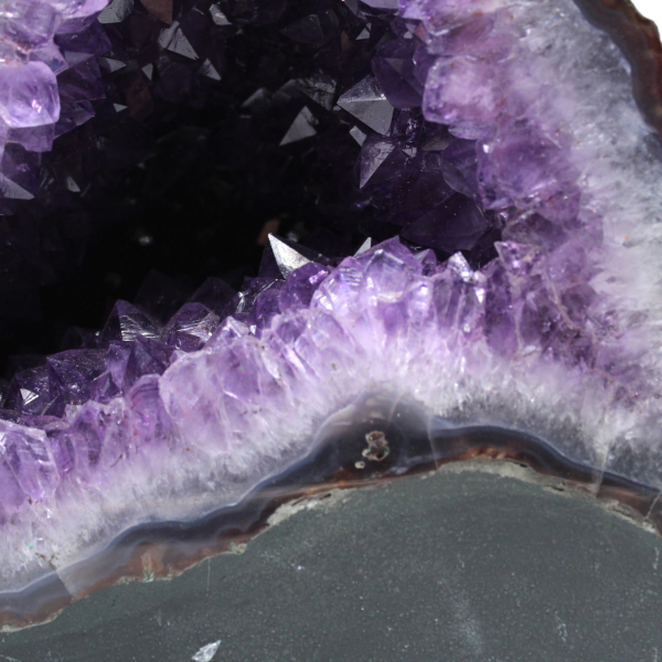  Geodo de ametista do Brasil com cristais roxos para colecionador