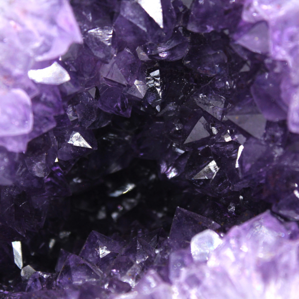  Geodo de ametista do Brasil com cristais roxos para colecionador