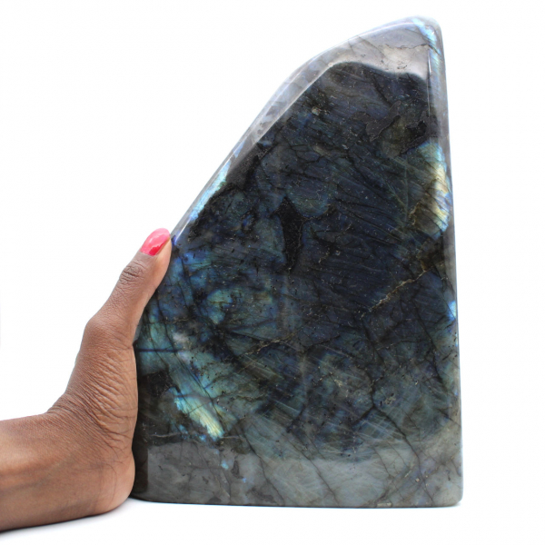 Grande pedra de labradorita polida, espécime decorativo de prestígio, Madagascar