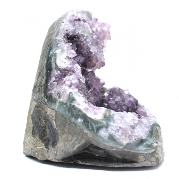 Espécime de Ametista Brasileira – Beleza Geométrica e Pureza