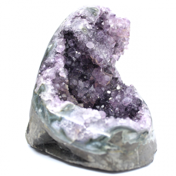 Espécime de Ametista Brasileira – Beleza Geométrica e Pureza