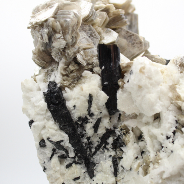 Mica e turmalina sobre quartzo branco do Afeganistão