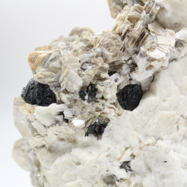 Mica e turmalina negra sobre quartzo afegão