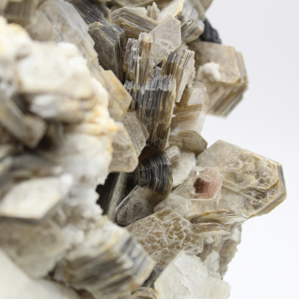 Mica e turmalina negra sobre quartzo afegão