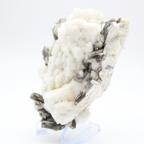 Pequeno espécime de mica em quartzo branco