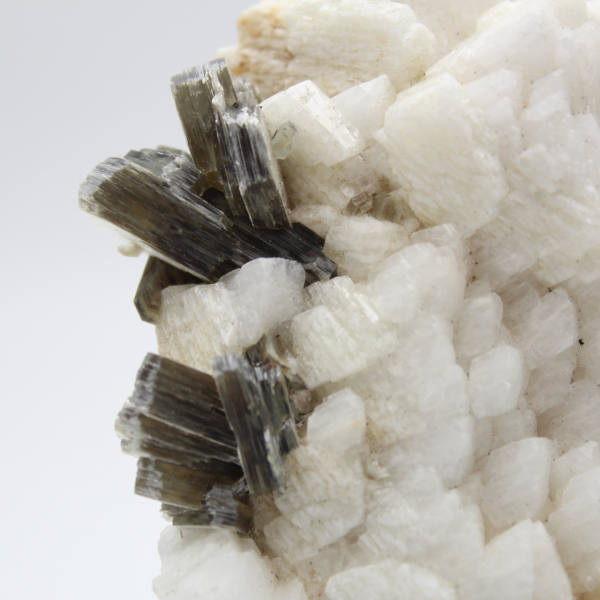 Pequeno espécime de mica em quartzo branco