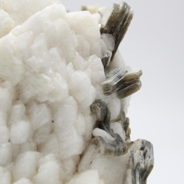 Pequeno espécime de mica em quartzo branco