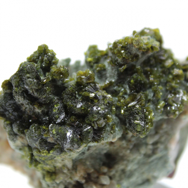 Epidoto marroquino sobre matriz bege de origem