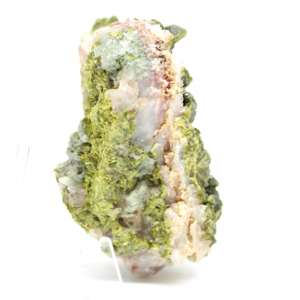 Epidoto verde de Imilchil, uma formação natural em ganga.