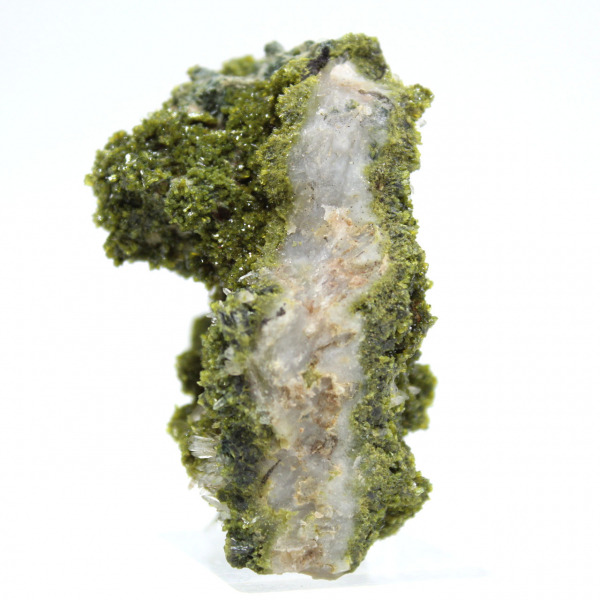 O epidoto de Imilchil cristalizou-se na rocha hospedeira.