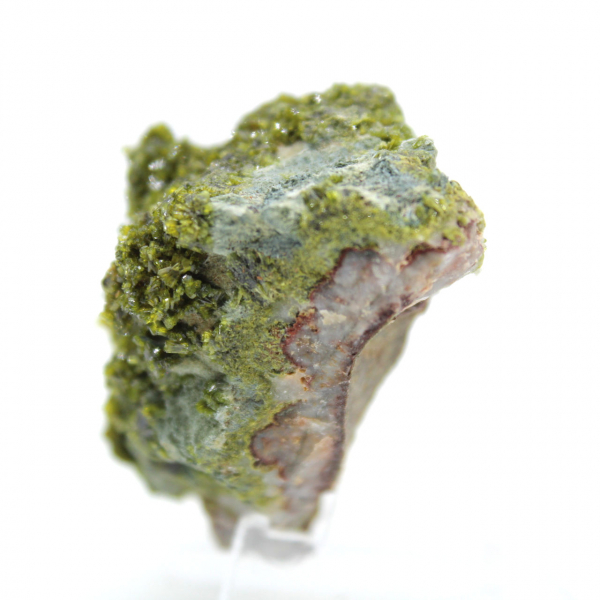 Pequena epidota verde em matriz marroquina