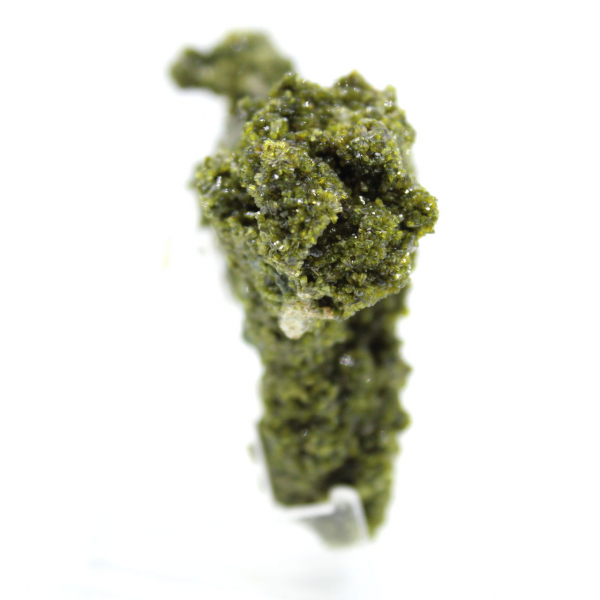 Cristais de epidoto verde sobre matriz provenientes de Marrocos.