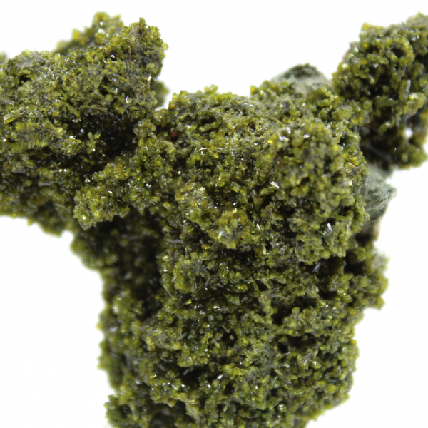 Cristais de epidoto verde sobre matriz provenientes de Marrocos.