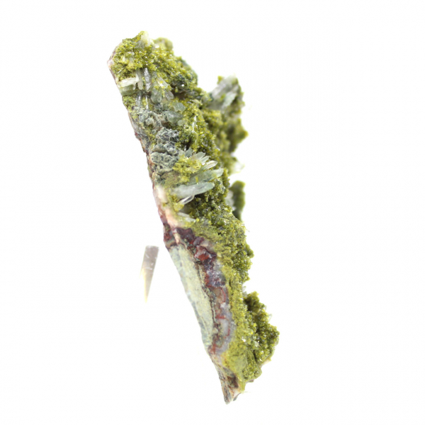 Epidoto marroquino sobre matriz bege