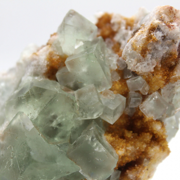 Fluorita verde bruta: pequeno cristal em sua matriz, Marrocos.