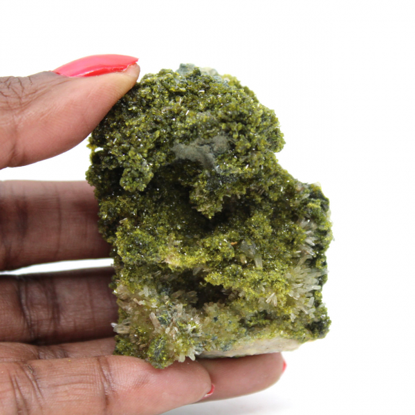 O epidoto de Imilchil cristalizou-se na rocha hospedeira.