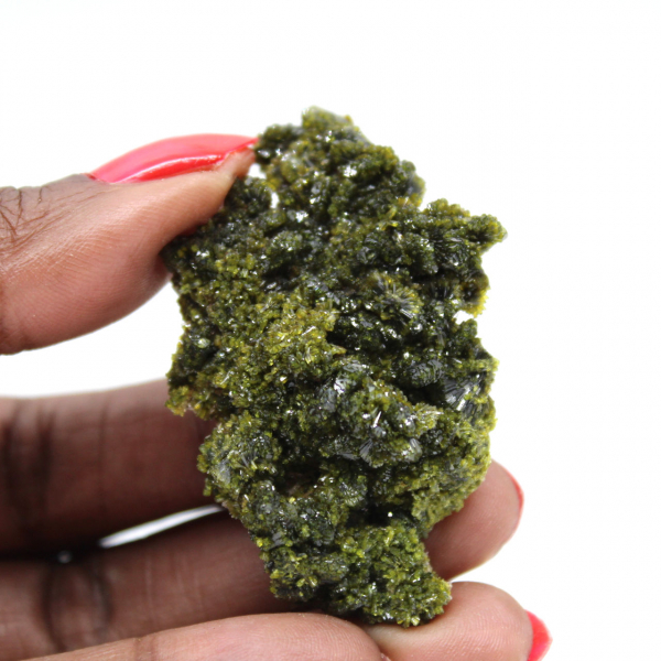 Pequena epidota sobre matriz clara proveniente de Marrocos.