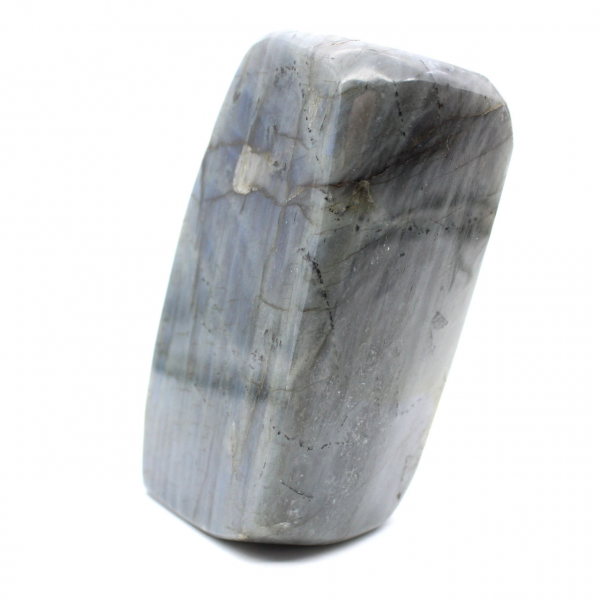 Espécime de labradorita polida, rocha mineral decorativa.