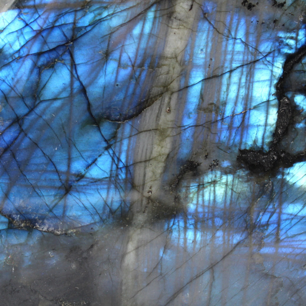 Pedra de labradorita polida para colecionadores, originária de Madagascar.