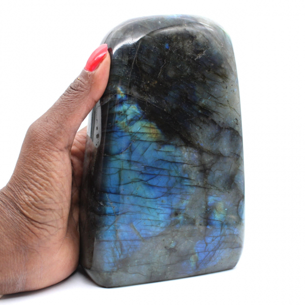 Pequeno ornamento de labradorita polida para colecionadores.