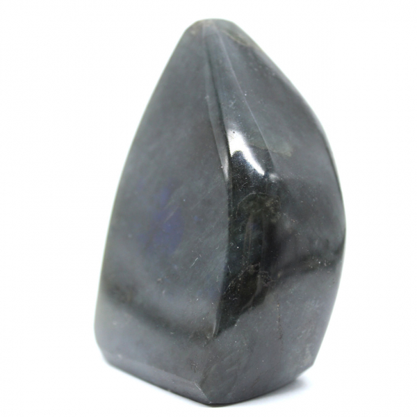 Pequeno ornamento de labradorita polida, rocha mineral