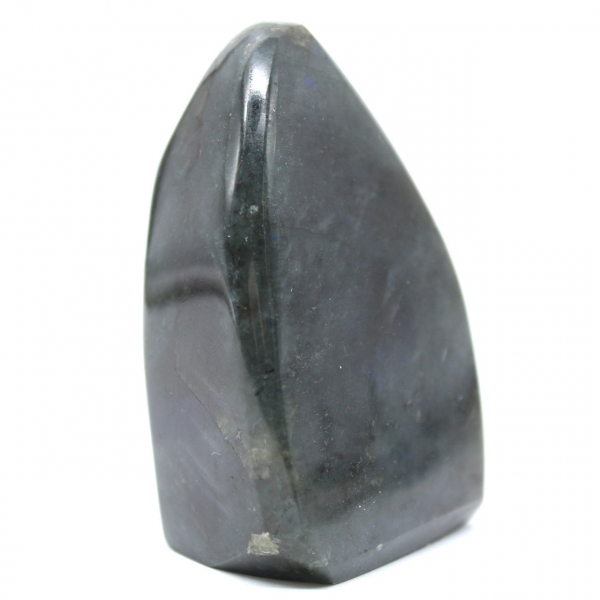 Pequeno ornamento de labradorita polida, rocha mineral