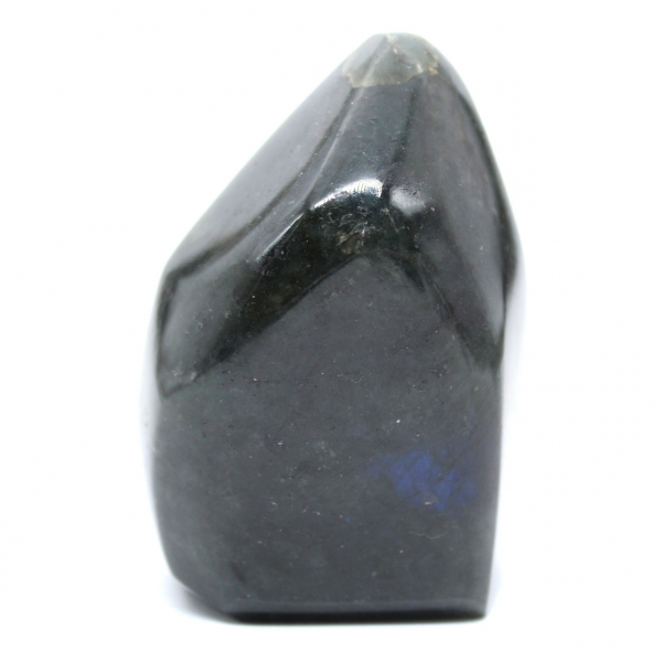 Pequeno ornamento de labradorita polida, rocha mineral