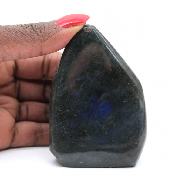 Pequeno ornamento de labradorita polida, rocha mineral